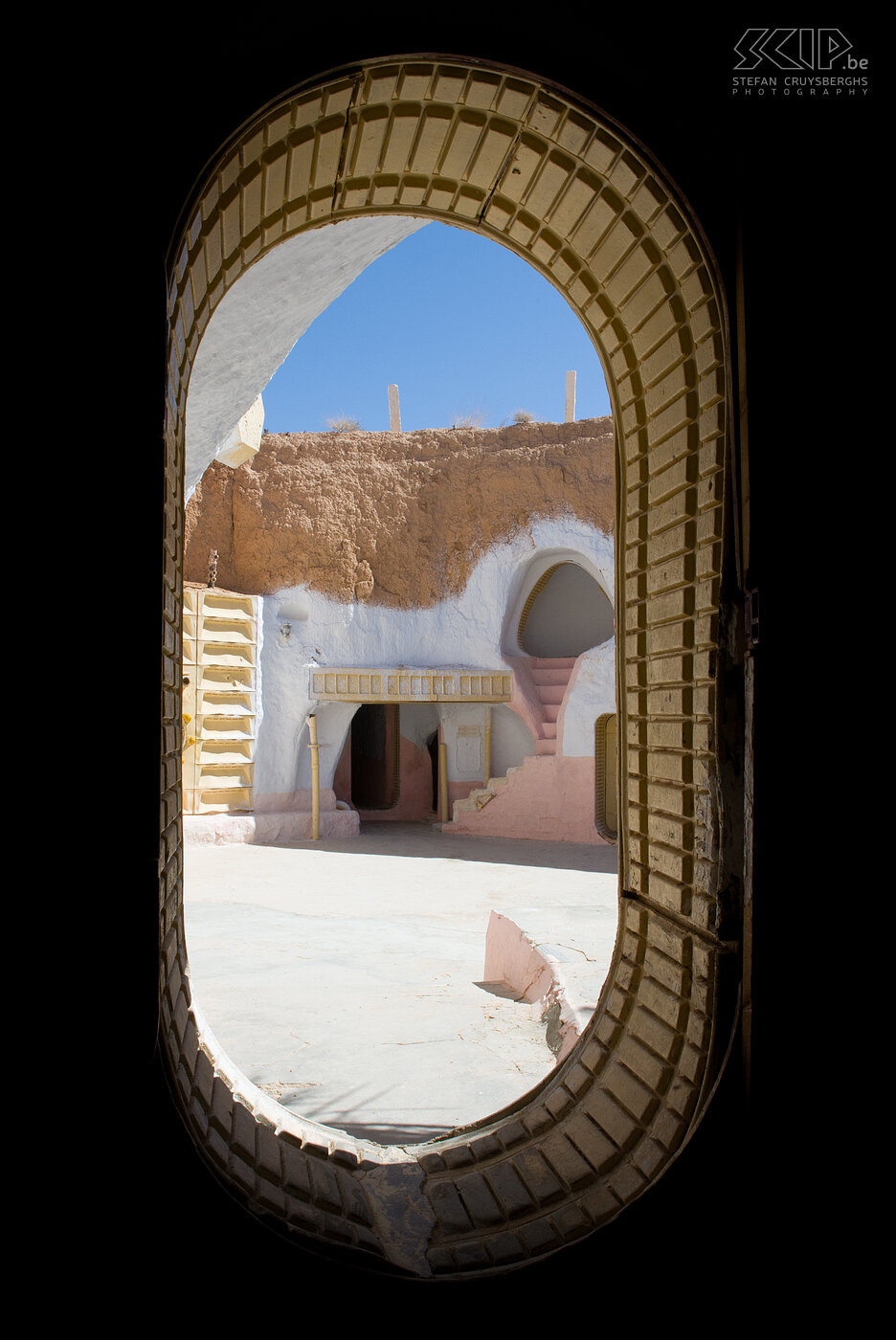 Matmata - Sidi Driss Hotel Het hotel Sidi Driss in Matmata is een traditioneel Berber troglodyte ondergronds gebouw en het werd gebruikt als film locatie in de Star Wars films Episode II (2002) and IV (1976) waar het gebruikt werd als het huis van Luke Skywalker op de planeet Tatooine.  Stefan Cruysberghs